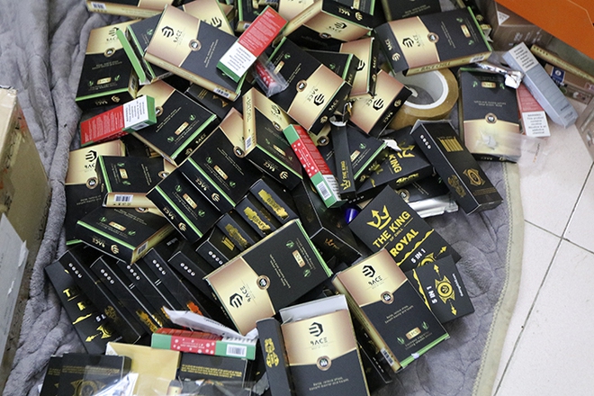 H&agrave; Nội: Thu giữ h&agrave;ng ngh&igrave;n điếu thuốc l&aacute; điện tử v&agrave; h&agrave;ng chục b&igrave;nh kh&iacute; cười - Ảnh 3.