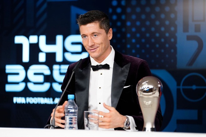 Ronaldo và Messi làm nền tôn vinh siêu tiền đạo người Ba Lan giành giải Cầu thủ xuất sắc nhất thế giới 2020 - Ảnh 9.