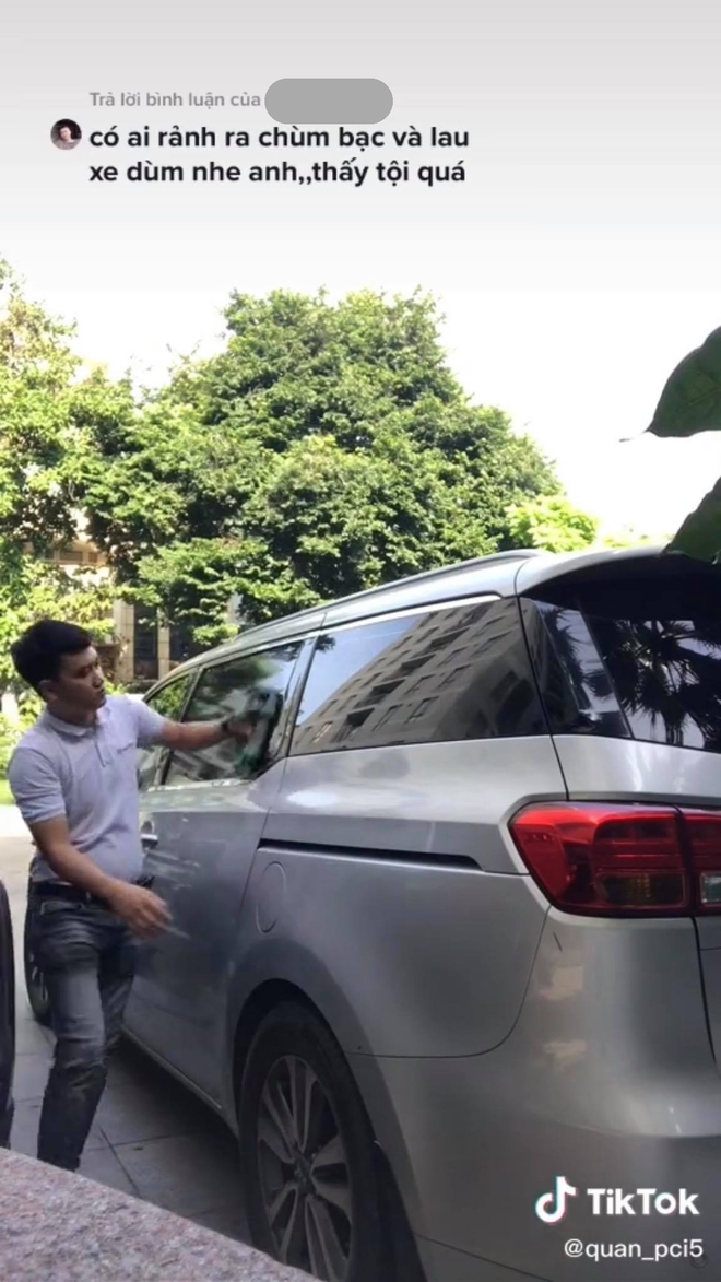 Nguyễn Quân đang lau xe cho chú Chí Tài
