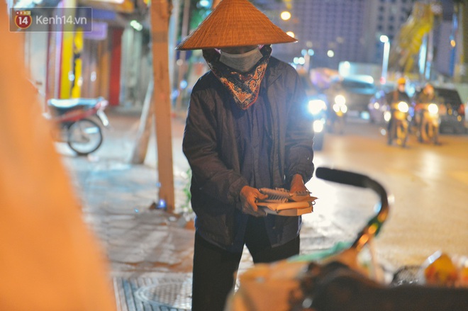 Người lao động chật vật mưu sinh trong đêm Hà Nội rét đỉnh điểm: Lao công đốt lửa dọn rác, người bán hoa nửa đêm chưa có ai mở hàng - Ảnh 7.