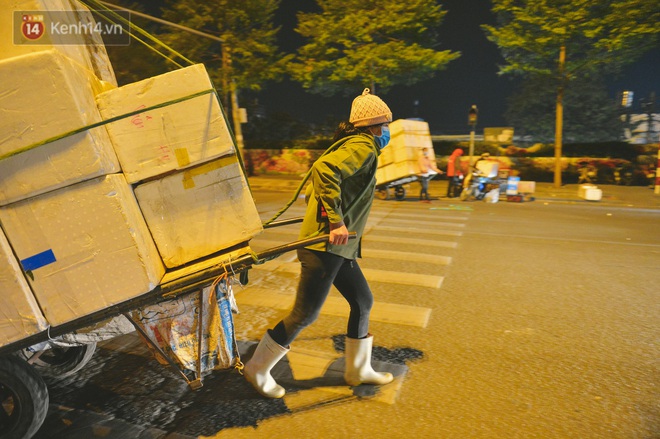 Người lao động chật vật mưu sinh trong đêm Hà Nội rét đỉnh điểm: Lao công đốt lửa dọn rác, người bán hoa nửa đêm chưa có ai mở hàng - Ảnh 6.