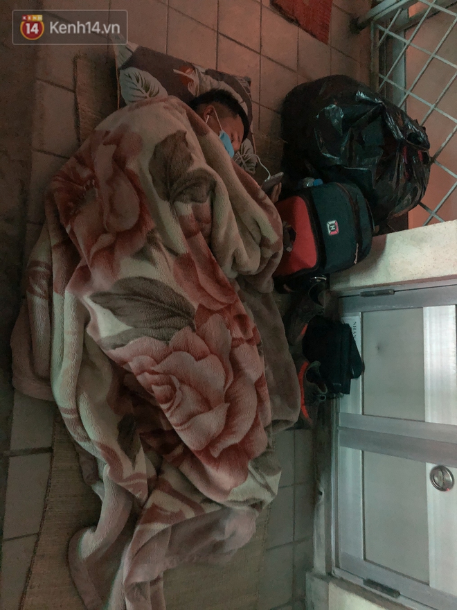 Người nhà bệnh nhân co ro trong đêm giá rét ở hành lang bệnh viện: 