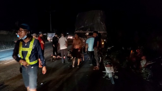 Lao v&agrave;o đu&ocirc;i xe đầu k&eacute;o đang dừng b&ecirc;n đường, nam thanh ni&ecirc;n tử vong tại chỗ - Ảnh 1.