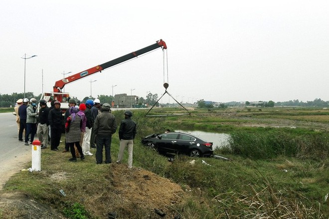 Xe Toyota Vios tông bay cột mốc lao xuống ruộng, tài xế tử vong trong xe  - Ảnh 1.