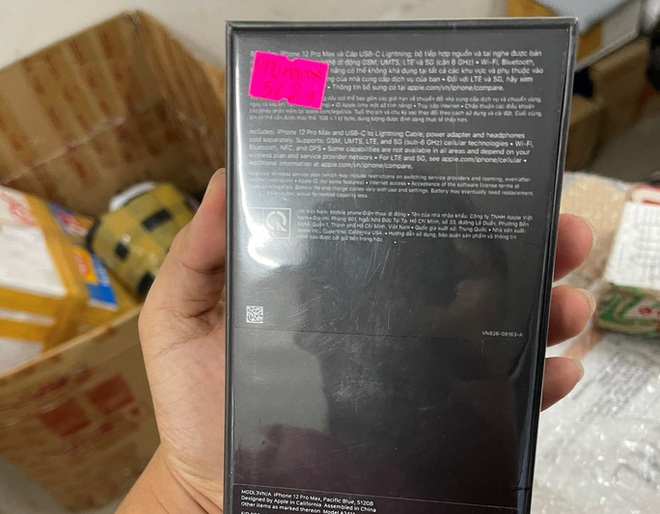 Gửi iPhone 12 Pro Max qua chuyển ph&aacute;t nhanh, đến khi nhận to&agrave;n ốc v&iacute;t  - Ảnh 1.