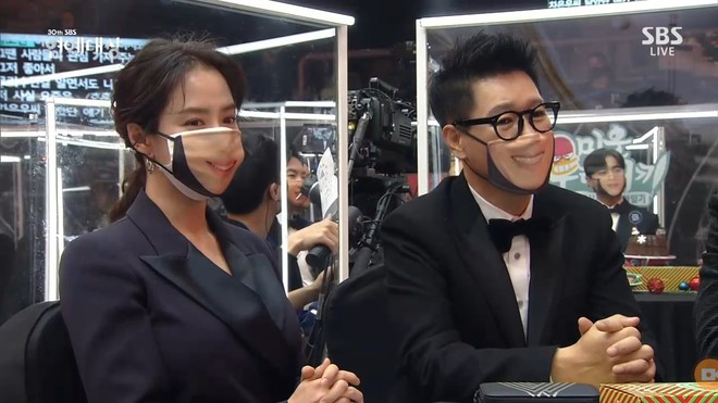 Khoảnh khắc đáng yêu: Song Ji Hyo chữa cháy kịp thời giúp Kim Jong Kook thoát khỏi sự cố về khẩu trang - Ảnh 2.