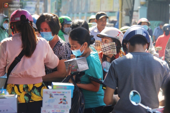 Chùm ảnh: Người Sài Gòn tranh thủ đi mua khẩu trang y tế phòng dịch Covid-19, giá bán vẫn bình ổn - Ảnh 4.