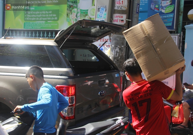 Chùm ảnh: Người Sài Gòn tranh thủ đi mua khẩu trang y tế phòng dịch Covid-19, giá bán vẫn bình ổn - Ảnh 10.