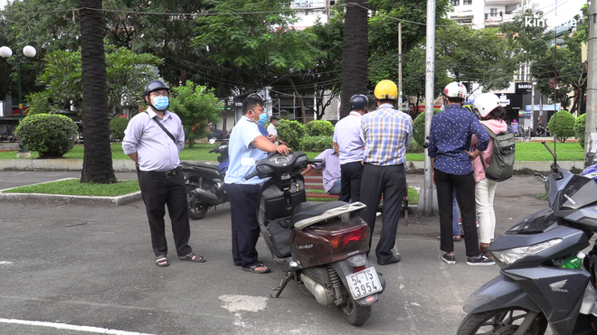 TP.HCM thắt chặt việc đeo khẩu trang nơi công cộng: Lập biên bản nhắc nhở, xử lý những đối tượng không hợp tác - Ảnh 2.