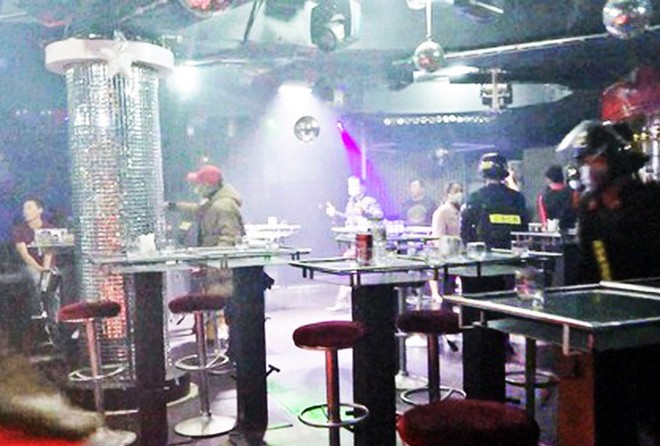 Đột kích quán bar ở Đà Lạt, phát hiện nhiều dân chơi dương tính ma túy - Ảnh 1.