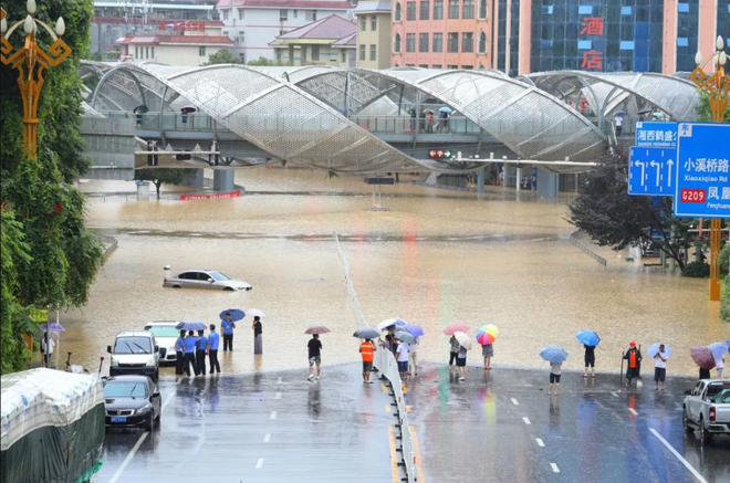 Loạt ảnh Trung Quốc năm 2020: Khủng hoảng và đau thương vì COVID-19, các di tích hàng trăm năm tuổi lần lượt bị nuốt chửng khi mẹ thiên nhiên nổi giận - Ảnh 18.