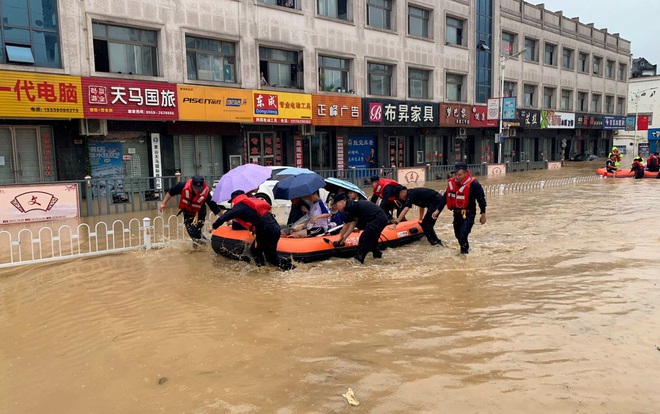 Loạt ảnh Trung Quốc năm 2020: Khủng hoảng và đau thương vì COVID-19, các di tích hàng trăm năm tuổi lần lượt bị nuốt chửng khi mẹ thiên nhiên nổi giận - Ảnh 23.