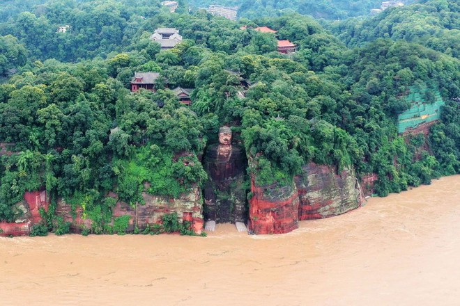 Loạt ảnh Trung Quốc năm 2020: Khủng hoảng và đau thương vì COVID-19, các di tích hàng trăm năm tuổi lần lượt bị nuốt chửng khi mẹ thiên nhiên nổi giận - Ảnh 27.