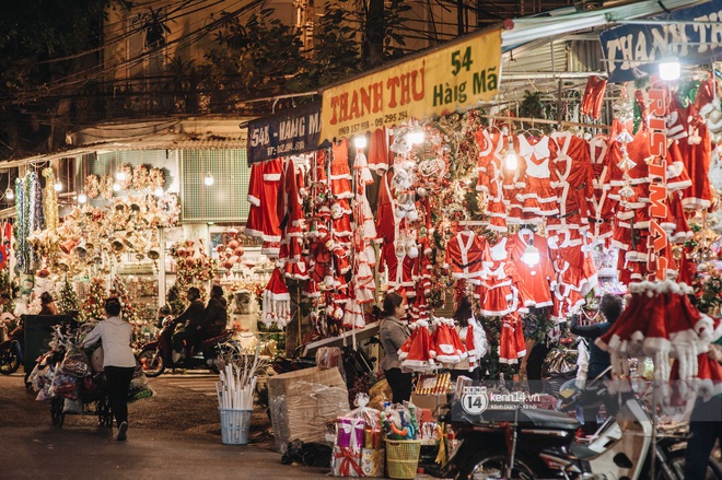 Toàn cảnh Noel Hà Nội: Đâu đâu cũng lung linh ánh đèn, nơi nào cũng trở thành góc chụp ảnh &quot;sống ảo&quot; lộng lẫy - Ảnh 1.