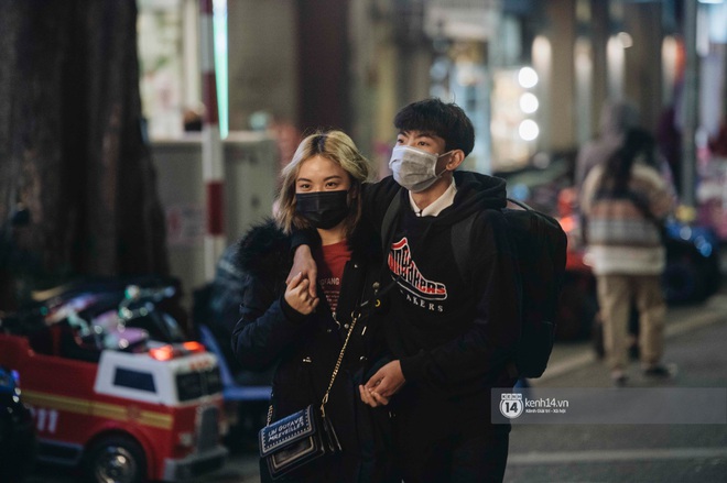 Toàn cảnh Noel Hà Nội: Đâu đâu cũng lung linh ánh đèn, nơi nào cũng trở thành góc chụp ảnh &quot;sống ảo&quot; lộng lẫy - Ảnh 13.