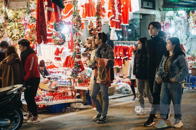 Toàn cảnh Noel Hà Nội: Đâu đâu cũng lung linh ánh đèn, nơi nào cũng trở thành góc chụp ảnh &quot;sống ảo&quot; lộng lẫy - Ảnh 1.