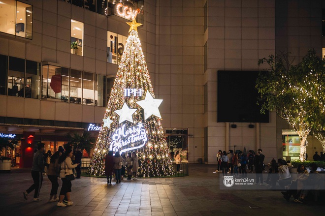 Toàn cảnh Noel Hà Nội: Đâu đâu cũng lung linh ánh đèn, nơi nào cũng trở thành góc chụp ảnh &quot;sống ảo&quot; lộng lẫy - Ảnh 15.