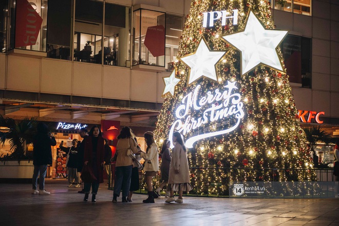 Toàn cảnh Noel Hà Nội: Đâu đâu cũng lung linh ánh đèn, nơi nào cũng trở thành góc chụp ảnh &quot;sống ảo&quot; lộng lẫy - Ảnh 15.