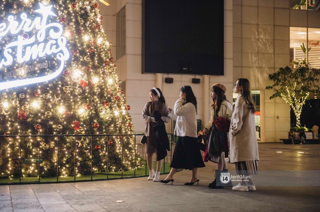 Toàn cảnh Noel Hà Nội: Đâu đâu cũng lung linh ánh đèn, nơi nào cũng trở thành góc chụp ảnh &quot;sống ảo&quot; lộng lẫy - Ảnh 15.