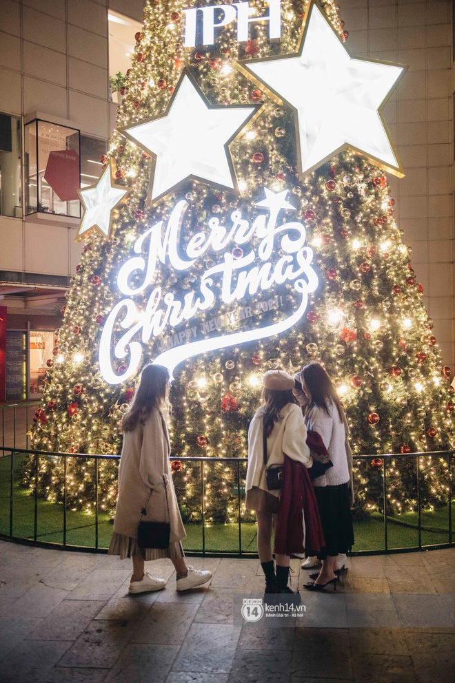 Toàn cảnh Noel Hà Nội: Đâu đâu cũng lung linh ánh đèn, nơi nào cũng trở thành góc chụp ảnh &quot;sống ảo&quot; lộng lẫy - Ảnh 15.