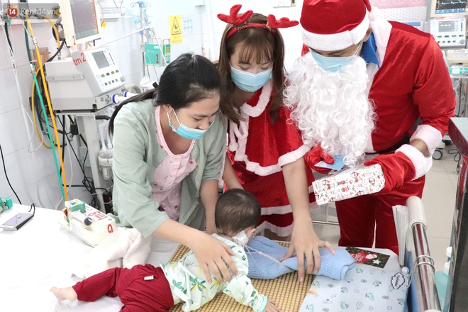 Nghẹn lòng những lá thư gửi ông già Noel ở bệnh viện nhi: Cầu mong ông ban phép màu cho con hết bệnh về với gia đình - Ảnh 3.