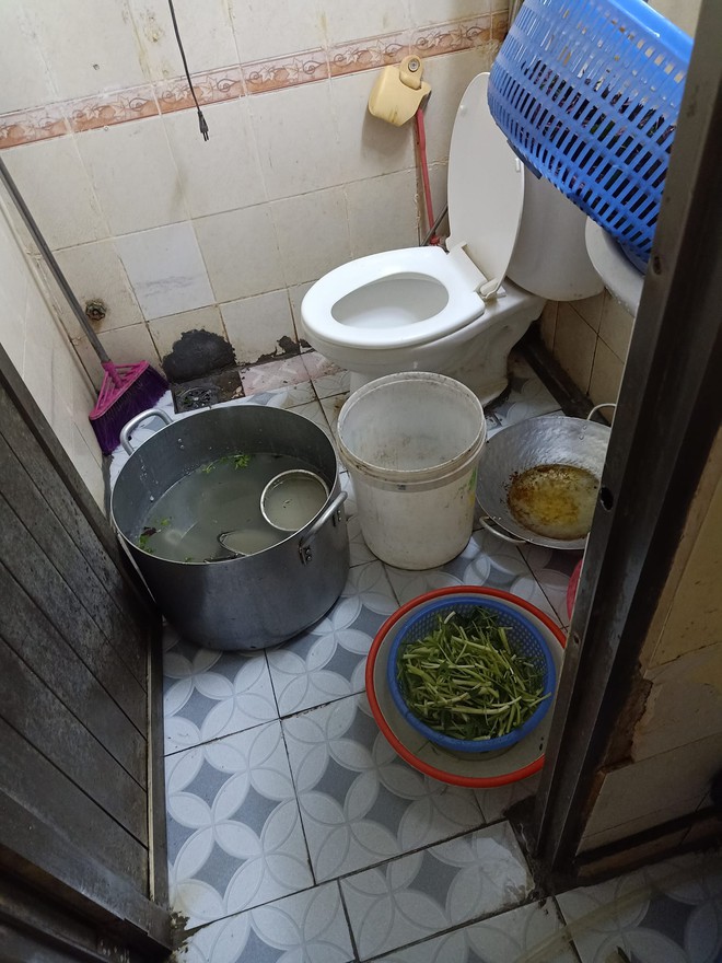 Bước vào toilet quán ăn, anh Tây sốc nặng khi chứng kiến cảnh tượng trước mặt, dân mạng Việt vào bình luận: Hãy quen với điều đó đi! - Ảnh 2.