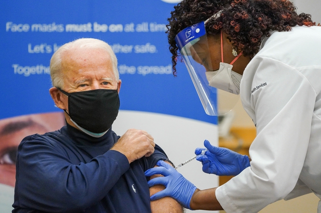  &Ocirc;ng Joe Biden ti&ecirc;m vaccine ngừa Covid-19 nhằm khuyến kh&iacute;ch d&acirc;n Mỹ tin d&ugrave;ng  - Ảnh 1.