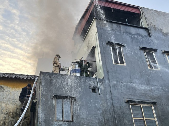 Công an lao vào giải cứu cụ bà 83 tuổi mắc kẹt trong căn nhà bốc cháy dữ dội - Ảnh 1.