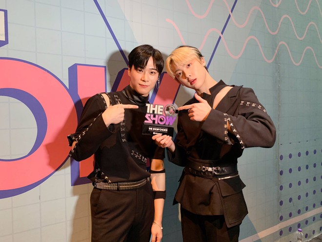 Nghệ sĩ Kpop lần đầu giành cúp trong năm 2020: Boygroup nhà SM sau 4 năm mới chiến thắng, tân binh ngang ngược vừa debut đã ẵm cúp - Ảnh 10.