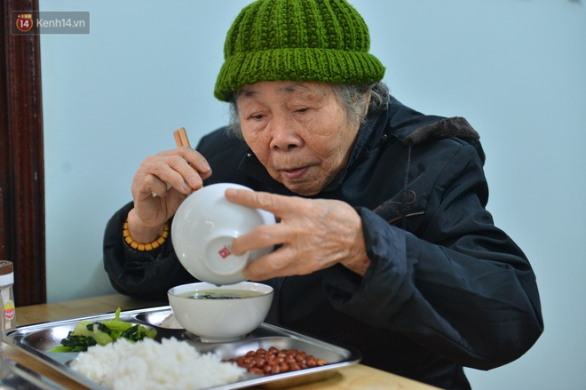 Quán cơm đặc biệt 2 nghìn đồng ở Hà Nội: “Mời cô, dì, chú, bác vào ăn cơm - Ảnh 13.