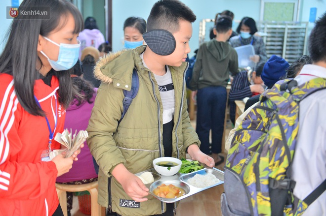 Quán cơm đặc biệt 2 nghìn đồng ở Hà Nội: “Mời cô, dì, chú, bác vào ăn cơm - Ảnh 19.