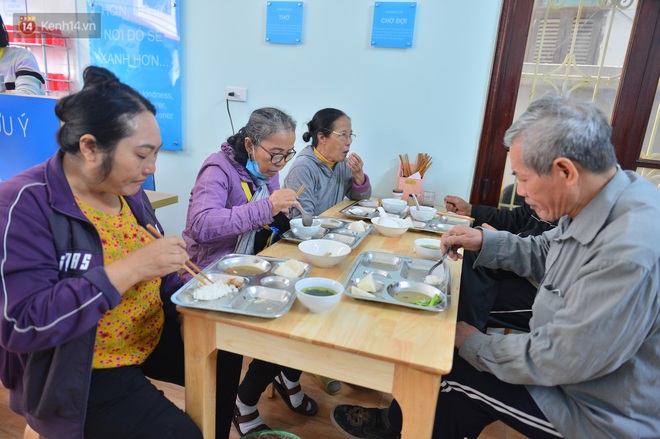 Quán cơm đặc biệt 2 nghìn đồng ở Hà Nội: “Mời cô, dì, chú, bác vào ăn cơm - Ảnh 12.