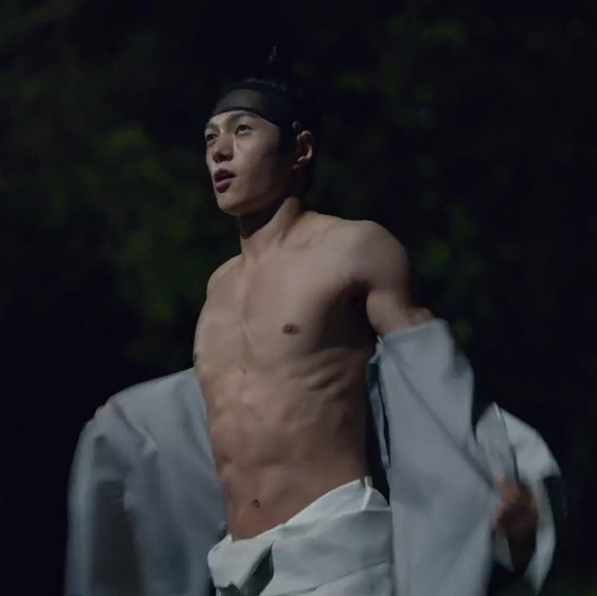 Nam thần đẹp trai nhất Kpop 1 thời bỗng hot lại sau 1 đêm nhờ màn thoát xác, khoe body 6 múi “xịt máu mũi” trong phim mới - Ảnh 2.
