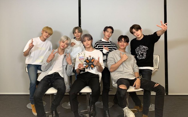 Nghệ sĩ Kpop lần đầu giành cúp trong năm 2020: Boygroup nhà SM sau 4 năm mới chiến thắng, tân binh ngang ngược vừa debut đã ẵm cúp - Ảnh 2.