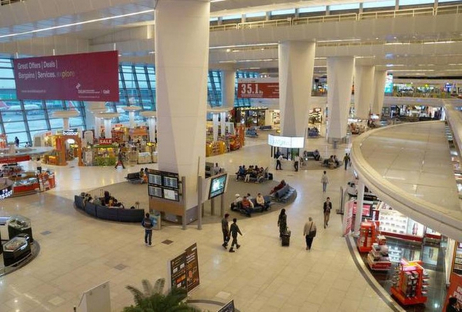 Hỗn loạn tại s&acirc;n bay Delhi (Ấn Độ), 500 h&agrave;nh kh&aacute;ch từ Anh bị mắc kẹt - Ảnh 1.