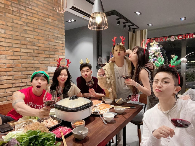 Ho&agrave;ng Thuỳ Linh - Gil L&ecirc; c&ugrave;ng đ&oacute;n Noel sớm b&ecirc;n hội bạn, Jun Phạm tung ngay ảnh cả hai d&iacute;nh như sam - Ảnh 3.