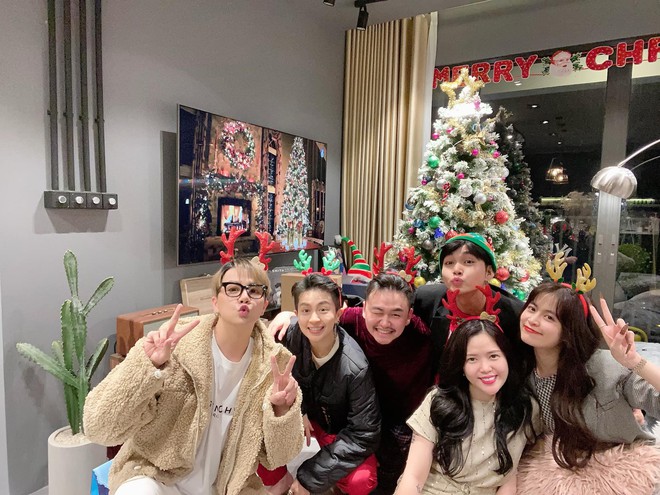 Ho&agrave;ng Thuỳ Linh - Gil L&ecirc; c&ugrave;ng đ&oacute;n Noel sớm b&ecirc;n hội bạn, Jun Phạm tung ngay ảnh cả hai d&iacute;nh như sam - Ảnh 4.