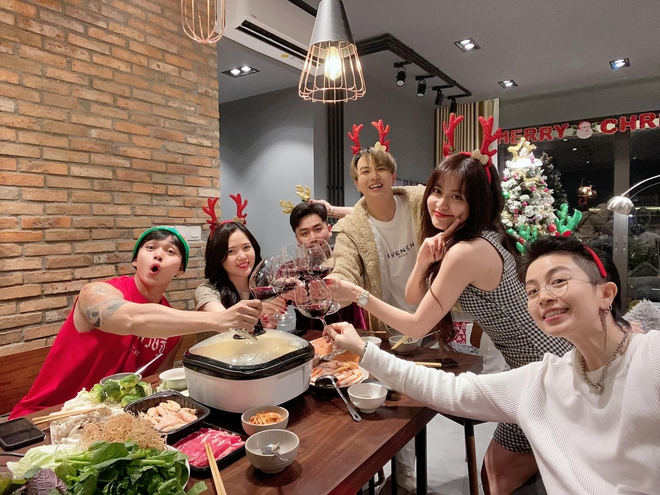 Ho&agrave;ng Thuỳ Linh - Gil L&ecirc; c&ugrave;ng đ&oacute;n Noel sớm b&ecirc;n hội bạn, Jun Phạm tung ngay ảnh cả hai d&iacute;nh như sam - Ảnh 2.