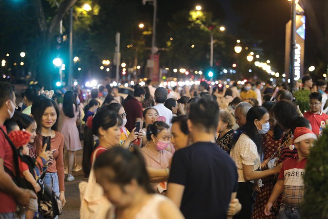 Toàn cảnh không khí Giáng Sinh cả nước ngay lúc này: Giao thông hỗn loạn tại các con phố quanh Hồ Gươm; phố Bùi Viện đông nghẹt người - Ảnh 6.