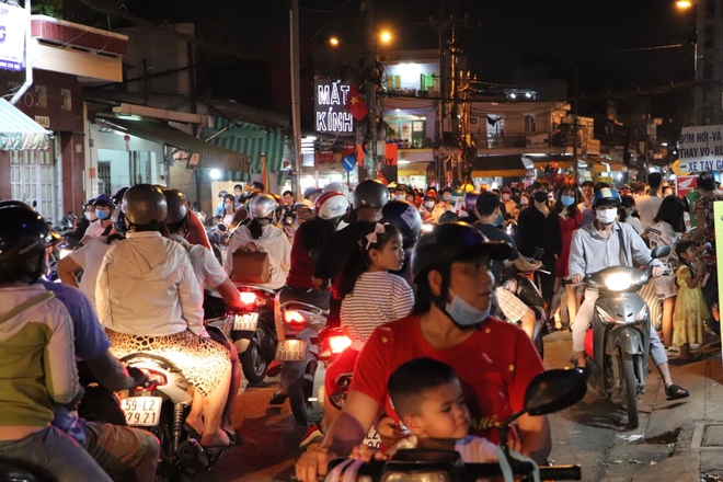 Toàn cảnh không khí Giáng Sinh cả nước ngay lúc này: Giao thông hỗn loạn tại các con phố quanh Hồ Gươm; phố Bùi Viện đông nghẹt người - Ảnh 2.