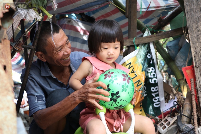 Bố mất vì ung thư máu, mẹ trẻ chết lặng ôm 2 con khờ dại: Con bé cứ hỏi chừng nào cha mới dậy chở con đi chơi - Ảnh 11.