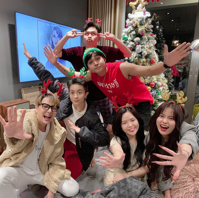 Ho&agrave;ng Thuỳ Linh - Gil L&ecirc; c&ugrave;ng đ&oacute;n Noel sớm b&ecirc;n hội bạn, Jun Phạm tung ngay ảnh cả hai d&iacute;nh như sam - Ảnh 5.