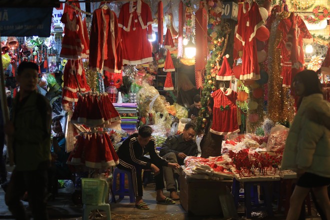 Toàn cảnh không khí Giáng Sinh cả nước ngay lúc này: Giao thông hỗn loạn tại các con phố quanh Hồ Gươm; phố Bùi Viện đông nghẹt người - Ảnh 8.