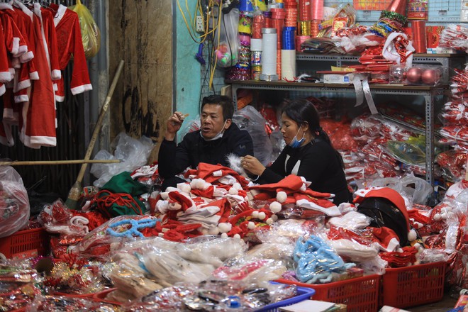 Toàn cảnh không khí Giáng Sinh cả nước ngay lúc này: Giao thông hỗn loạn tại các con phố quanh Hồ Gươm; phố Bùi Viện đông nghẹt người - Ảnh 4.