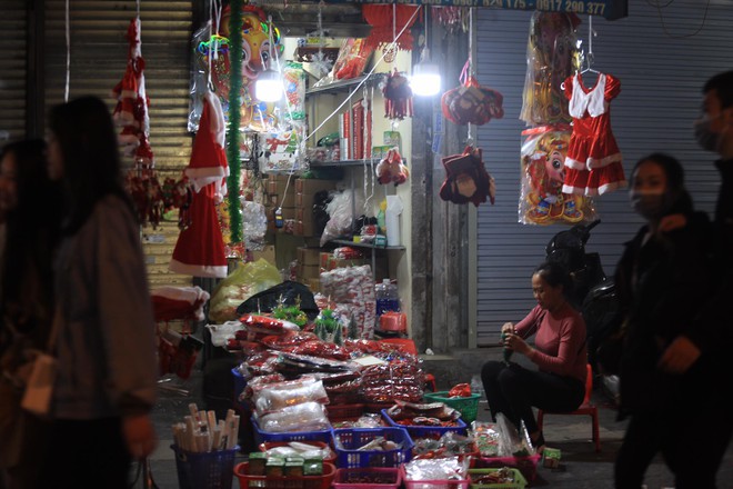 Toàn cảnh không khí Giáng Sinh cả nước ngay lúc này: Giao thông hỗn loạn tại các con phố quanh Hồ Gươm; phố Bùi Viện đông nghẹt người - Ảnh 3.