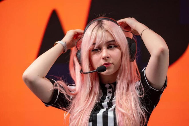 Nữ trọng t&agrave;i Esports xinh đẹp cười ra nước mắt v&igrave; bị nhận nhầm l&agrave; đ&agrave;n &ocirc;ng giả g&aacute;i - Ảnh 2.
