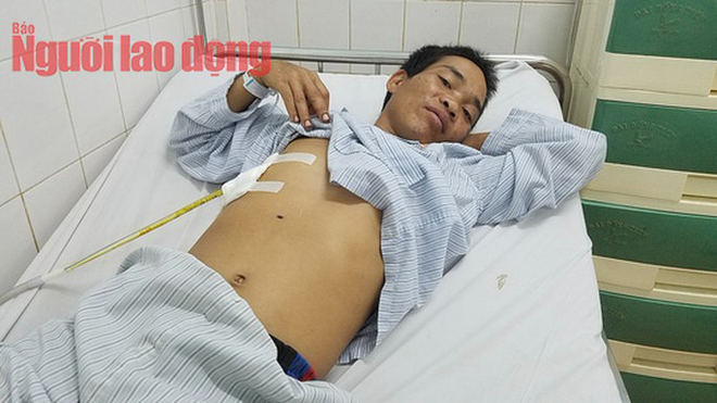 Gia đ&igrave;nh 3 người bị bắn khi ăn cơm: Ngh&egrave;o kh&oacute;, kh&ocirc;ng c&oacute; tiền ứng viện ph&iacute; - Ảnh 1.