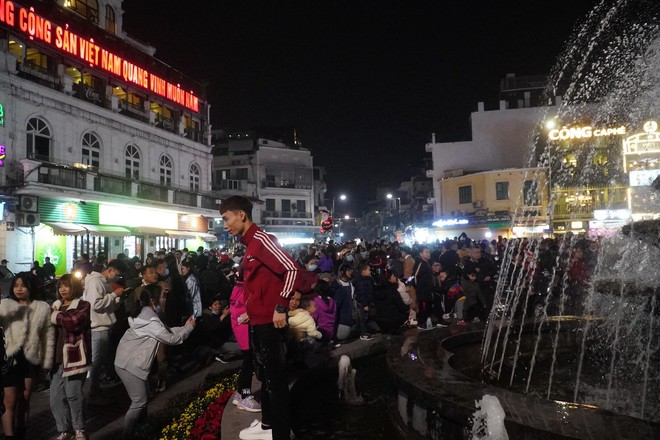 Toàn cảnh không khí Giáng Sinh cả nước ngay lúc này: Giao thông hỗn loạn tại các con phố quanh Hồ Gươm; phố Bùi Viện đông nghẹt người - Ảnh 5.