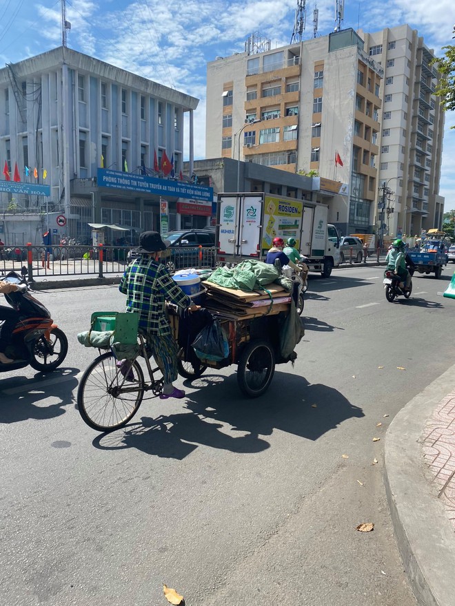 Bà cụ nghèo thu gom phế liệu vét hết túi tiền để cho anh Tây 20 nghìn: Bà cho đi chút xíu để người ta có cái ăn - Ảnh 2.