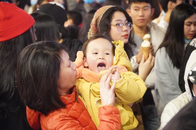 Toàn cảnh không khí Giáng Sinh cả nước ngay lúc này: Giao thông hỗn loạn tại các con phố quanh Hồ Gươm; phố Bùi Viện đông nghẹt người - Ảnh 8.